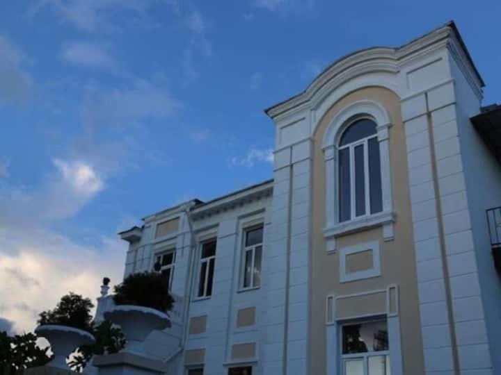 Бутик-Отель Белый Дом Балерины Sukhumi Exterior foto